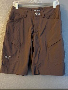 ARC’TERYX • Men's Brown Technical Cargo Shorts - size 30